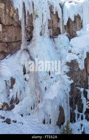 Eiskletterer klettert eine Route namens "In the Pink" bewertete WI5 in Ouray Colorado Stockfoto