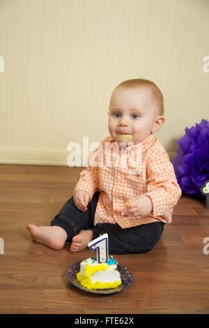 Baby Boy es erste Geburtstagskuchen smash Stockfoto