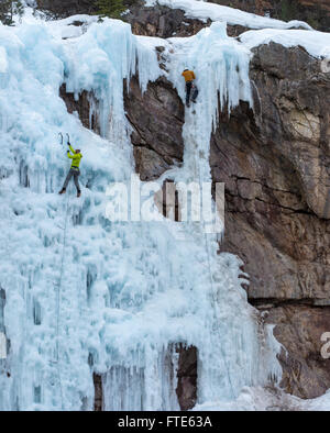 Eiskletterer Klettern Routen namens "Wir sind Nummer eins" und "Up Yours" WI5 in Ouray Colorado bewertet Stockfoto