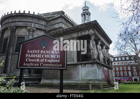 Außenansicht der Karyatiden an St Pancras Pfarrkirche an der Euston Road in London Borough of Camden, UK Stockfoto