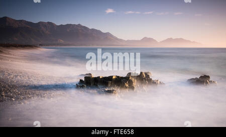 Sonnenaufgang über der Küste in Kaikoura Stockfoto