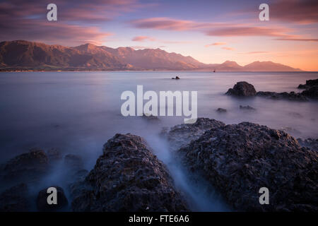 Sonnenaufgang über der Küste in Kaikoura Stockfoto