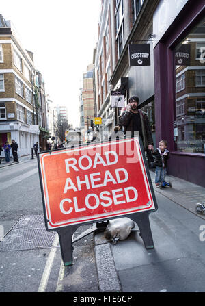 Straße vor geschlossen Schild in Central London, U.K. Stockfoto