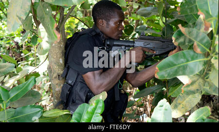 160322-A-VY429-001 Idenau, Cameroun (21. März 2016) kamerunischen und nigerianischen Special Forces Gruppen zusammenarbeiten, während Obangame/Sahara Express 2016 (OESE16). Obangame/Sahara-Express, eine der drei afrikanische regionale ausdrückliche Serie Übungen erleichtert durch US Marine zwingt Europa-Afrika/US 6. Flotte soll regionale Zusammenarbeit, maritimen Bereich Bewusstsein, Informationsaustausch Praktiken zu erhöhen und verbessern Interoperabilität zwischen den teilnehmenden Kräfte um maritime Sicherheit und wirtschaftliche Stabilität in der Region zu verbessern. (Foto: U.S. Army SSG Lea Anne Cuatt/freigegeben) Stockfoto