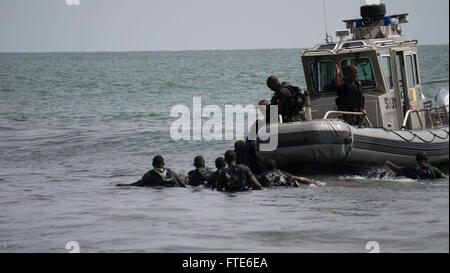 160322-A-VY429-001 Idenau, Cameroun (21. März 2016) kamerunischen und nigerianischen Special Forces Gruppen zusammenarbeiten, während Obangame/Sahara Express 2016 (OESE16). Obangame/Sahara-Express, eine der drei afrikanische regionale ausdrückliche Serie Übungen erleichtert durch US Marine zwingt Europa-Afrika/US 6. Flotte soll regionale Zusammenarbeit, maritimen Bereich Bewusstsein, Informationsaustausch Praktiken zu erhöhen und verbessern Interoperabilität zwischen den teilnehmenden Kräfte um maritime Sicherheit und wirtschaftliche Stabilität in der Region zu verbessern. (Foto: U.S. Army SSG Lea Anne Cuatt/freigegeben) Stockfoto