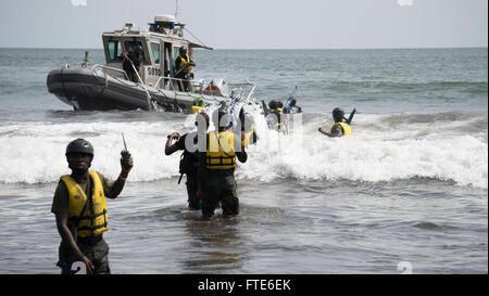 160322-A-VY429-001 Idenau, Cameroun (21. März 2016) kamerunischen und nigerianischen Special Forces Gruppen zusammenarbeiten, während Obangame/Sahara Express 2016 (OESE16). Obangame/Sahara-Express, eine der drei afrikanische regionale ausdrückliche Serie Übungen erleichtert durch US Marine zwingt Europa-Afrika/US 6. Flotte soll regionale Zusammenarbeit, maritimen Bereich Bewusstsein, Informationsaustausch Praktiken zu erhöhen und verbessern Interoperabilität zwischen den teilnehmenden Kräfte um maritime Sicherheit und wirtschaftliche Stabilität in der Region zu verbessern. (Foto: U.S. Army SSG Lea Anne Cuatt/freigegeben) Stockfoto