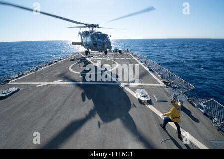 Dieses Bild, aufgenommen am 24. Oktober 2013, zeigt den Cryptologic Technician 2nd Class Timothy Crawford, der einen SH-60R Sea Hawk Helicopter von der USS Stout (DDG 55) während eines Einsatzes im Mittelmeer steuert. Das Schiff ist an der Seeverkehrssicherheit und der Zusammenarbeit im Bereich der 6. US-Flotte beteiligt. Stockfoto