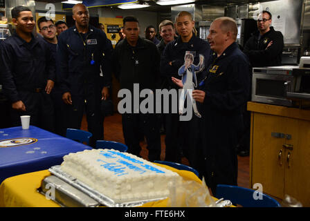 151112-N-ZZ999-001 Atlantik (12. November 2015) USS Carney (DDG-64) Kommandierender Offizier, Commander Ken Pickard von Pensacola, Florida, bereitet ein Veteranentag Feier Kuchen für die Crew geschnitten, mit gedrückter "Flache David," ein Papier ausgeschnitten aus jungen David Farragut angesichts der Besatzung als Partner in der Ausbildung mit David Farragut Grundschule an Bord USS Carney (DDG-64) 12. November , 2015. Carney, ein Zerstörer der Arleigh-Burke-Klasse geführte Flugkörper, nach vorn in Rota, Spanien bereitgestellt ist die Durchführung einer Routine-Patrouille in den USA 6. Flotte Bereich der Maßnahmen zur Erhöhung der Sicherheit der Vereinigten Staaten interessiert in E Stockfoto