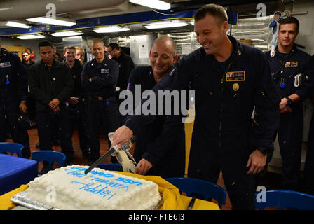 151112-N-ZZ999001 Atlantik (12. November 2015) USS Carney (DDG-64) Kommandierender Offizier, Commander Ken Pickard von Pensacola, Florida, und Command Master Chief Jonathan Lonsdale, aus San Diego, Kalifornien, schneiden ein Veteran Day Feier Kuchen für die Crew mit gedrückter "Flache David," ein Papier ausgeschnitten aus jungen David Farragut angesichts der Besatzung als Partner in der Ausbildung mit David Farragut Grundschule , an Bord der USS Carney (DDG-64) 12. November 2015. Carney, ein Zerstörer der Arleigh-Burke-Klasse geführte Flugkörper, nach vorn in Rota, Spanien bereitgestellt ist die Durchführung einer Routine-Patrouille in den USA 6. Flotte Fläche von Ope Stockfoto