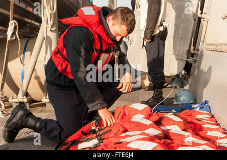 151111-N-ZZ999-003 Atlantik (11. November 2015) Bootsmann's Mate 3. Klasse Timothy Walleck, aus Hopewell Junction, New York, Rettungswesten vor einem kleinen Boot Entwicklung an Bord USS Carney (DDG-64) 11. November 2015 überprüft. Carney, ein Zerstörer der Arleigh-Burke-Klasse geführte Flugkörper, nach vorn in Rota, Spanien bereitgestellt ist die Durchführung einer Routine-Patrouille in den USA 6. Flotte Bereich der Maßnahmen zur Erhöhung der Sicherheit der Vereinigten Staaten in Europa interessiert. (Foto: U.S. Navy Senior Chief Personal Spezialist Galen Draper / veröffentlicht) Stockfoto