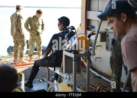 Das Bild zeigt eine Tauchoperation, die von Mitarbeitern der US Navy der Sprengstoffverordnung der mobilen Einheit 8 und des Naval Underwater Construction Team 1 an Bord der USS Oak Hill (LSD 51) auf der Marinestation Rota, Spanien, am 21. Oktober 2015 durchgeführt wurde. Die Operation zielte darauf ab, das Fahrwerk des Schiffes zu entfoulen. Stockfoto