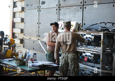 Die Seeleute von Sprengstoffverordnungs-Mobile Einheit 8 und U.S. Naval Underwater Construction Team 1 führen Tauchoperationen an Bord der USS Oak Hill (LSD 51) in der Marinestation Rota, Spanien durch. Die Aufgabe konzentriert sich auf die Entfoulung der Fahrausrüstung des Schiffes, um seine Einsatzbereitschaft zu erhalten. Stockfoto