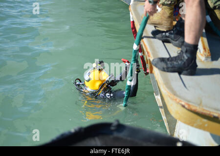 151021-N-ZZ999-004 ROTA, Spanien (21. Oktober 2015) Segler aus explosiven Verordnung Mobile Abfallbehälter 8 und US Marine Unterwasser Bauteam Verhalten Schiff Tierhaltung Tauchbetrieb vom Heck Tor von den Amphibien dock Landungsschiff USS Oak Hill (LSD-51) um ihr Fahrwerk im Naval Station Rota, Spanien unfoul 21. Oktober 2015. Kommandant, bietet Task Force 68 expeditionary Explosive Ordnance Disposal, Marine Tauchen und Unterwasser Bau Teamfähigkeit, Commander, US Naval Forces Europe-Africa. (US Navy Foto von Ensign Seth D. Wartak/freigegeben) Stockfoto