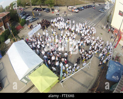 Am 26. September 2015 nahmen Mitglieder des Fleet Survey Teams (FST) und Freiwillige an der International Coastal Clean in Mamaia Beach, Constanta, Rumänien Teil. Diese Initiative konzentrierte sich auf die Umweltbemühungen entlang der rumänischen Küste im Rahmen der Operationen der 6. US-Flotte. Stockfoto