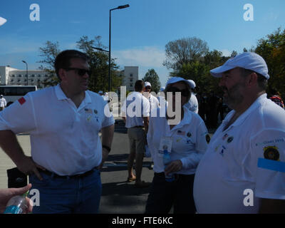 Der verantwortliche Hydrograf Forrest Noll ist mit dem stellvertretenden Missionschef Dean Thompson am 26. September 2015 bei der Internationalen Küsten-Säuberungsveranstaltung am Mamaia Beach in Constanta, Rumänien, zusammen. Die Veranstaltung war Teil der Bemühungen zur Verbesserung des Umweltbewusstseins und zur Unterstützung des internationalen Küstenschutzes. Stockfoto