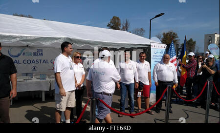 Dieses Bild vom 26. September 2015 zeigt Herrn Forrest Noll, federführender Hydrographer des Fleet Survey Teams (FST), der während der International Coastal Clean 2015 am Mamaia Beach in Constanta, Rumänien, eine Auszeichnung der rumänischen Marinelandschaft erhielt. Die 6. US-Flotte führte Operationen zur Unterstützung der Sicherheit und Stabilität in Europa und Afrika durch. Stockfoto