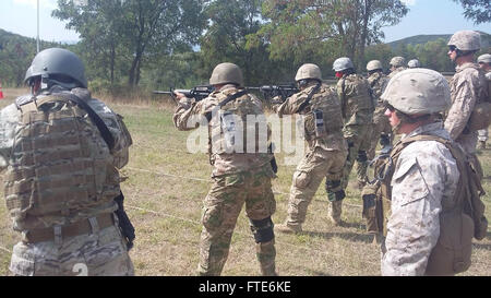 150922-M-ZZ999-002 ZALL-HERR, Albanien (22. September 2015) Lance Cpl. Riggs, Recht, steht eine Position Sicherheit Offizier Uhr für das integrierte Bekämpfung Treffsicherheit Programm Shooting mit albanischen spezielle Betriebe Kräfte (ALBSOF) und nationale Polizeieinheit Kräfte an der ALBSOF Basis in Zall – Herr, Albanien, 22. September 2015. Dies war Teil der Host Nation live Fire training während der Botschaft Engagement Übung mit US-Botschaft Tirana, Albanien. Ausbildung konzentriert sich auf die Interoperabilität zwischen Flotte Bekämpfung des Terrorismus Sicherheit Team Marines und der Wirt Nationen Polizei und Militär. (US-Marine Foto: Stockfoto