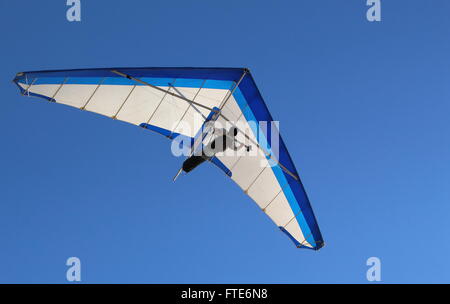 Hängen Sie Segelflugzeug-Gleitschirm fliegen in den Himmel an einem hellen blauen Tag Stockfoto