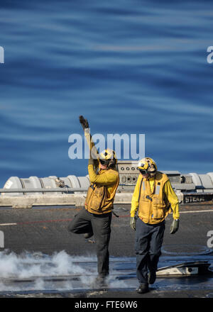 Luftfahrt Boatswain's Mate (Handling) 2nd Class Christopher Turk und Aviation Boatswain's Mate (Handling) Airman Sean Phillips richten ein Flugzeug auf ein Katapult auf dem Flugdeck der USS Nimitz (CVN 68) während des Einsatzes im Mittelmeer. Die Nimitz unterstützt die Zusammenarbeit im Bereich Seeverkehrssicherheit und Theatersicherheit im Gebiet der 6. US-Flotte. Stockfoto