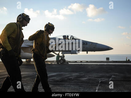 Luftfahrt Boatswain Mate (Handling) 3. Klasse Maxwell Rustan, links, betreut als Luftfahrt Boatswain Mate (Handling) Airman Sean Phillips zu einer F/A - 18 C Hornet, zugeordnet zu den "Blue Diamonds" des Strike Fighter Squadron (VFA) 146, auf dem Flugdeck des Flugzeugträgers USS Nimitz (CVN-68) signalisiert. Nimitz bereitgestellt wird, Unterstützung von maritimer Sicherheitsoperationen und Sicherheitsbemühungen Zusammenarbeit Theater in den USA 6. Flotte Einsatzgebiet. (Foto: U.S. Navy Masse Kommunikation Spezialist Seaman Siobhana R. McEwen / veröffentlicht) Stockfoto