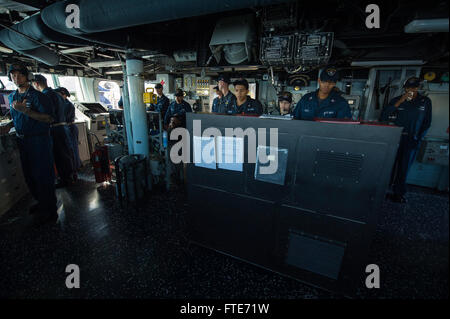 SOUDA BAY, Griechenland (28. Oktober 2013) - wachen Segler zugewiesen bis ins Meer und Anker in der pilot-Haus wie die Arleigh-Burke-Klasse geführte Flugkörper Zerstörer USS Ramage (DDG-61) Souda-Bucht fährt. Ramage, Haus in Norfolk, Virginia, portiert auf eine geplante Bereitstellung unterstützen maritimer Sicherheitsoperationen und Sicherheitsbemühungen Zusammenarbeit Theater in den USA ist 6. Flotte Einsatzgebiet. (U.S. Navy Photo by Massenkommunikation Spezialist 3. Klasse Jackie Hart/freigegeben) Stockfoto