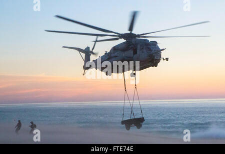 151023-M-WC184-013 PINHEIRO DA CRUZ, PRAIA DA RAPOSA, Portugal – ein CH-53E Super Stallion mit Marine Medium Tilt Rotor Squadron 162 (VMM-162), 26. Marine Expeditionary Unit, begann auf dem amphibious Transport Dock Schiff USS Arlington (LPD 24) hebt M105 Anhänger während einer Übung Aussenlift auf Pinheiro Da Cruz, Praia Da Raposa Strand, Portugal, 22. Oktober 2015, während Trident Punkt 15. Trident Stelle ist eine NATO-geführten Übung zur NATO-Eingreiftruppen zu zertifizieren und Interoperabilität zwischen den beteiligten Staaten der NATO und Partner zu entwickeln. (United States Marine Corps Foto b Stockfoto