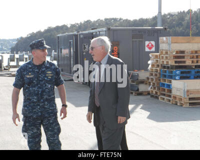 HAAKONSVERN, Norwegen (11. September 2013) US-Botschafter in Norwegen, die ehrenvolle Barry White, besucht das Atom-schnell-Angriff u-Boot USS Seawolf (SSN-21). Stockfoto