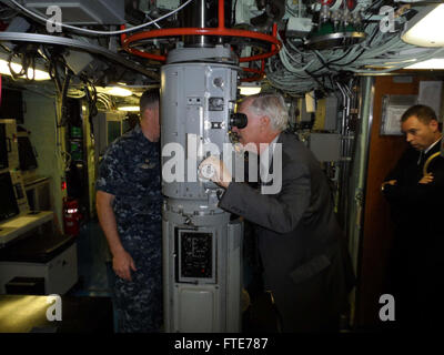 HAAKONSVERN, Norwegen (11. September 2013) US-Botschafter in Norwegen, die ehrenvolle Barry White, besucht das Atom-schnell-Angriff u-Boot USS Seawolf (SSN-21). Stockfoto