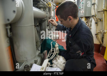 131103-N-VC236-017: MEDITERRANEAN SEA (3. November 2013) - Schäden Controlman 2. Klasse William Terrian prüft das Öl in die Nummer zwei hohen Druck Luft Kompressor (HPAC) während auf der Uhr in Main Maschinen Room Two an Bord der Arleigh-Burke-Klasse geführte Flugkörper Zerstörer USS Ramage (DDG-61). Ramage, Haus in Norfolk, Virginia, portiert auf eine geplante Bereitstellung unterstützen maritimer Sicherheitsoperationen und Sicherheitsbemühungen Zusammenarbeit Theater in den USA ist 6. Flotte Einsatzgebiet. (U.S. Navy Photo by Massenkommunikation Spezialist 3. Klasse Jackie Hart/freigegeben) Stockfoto