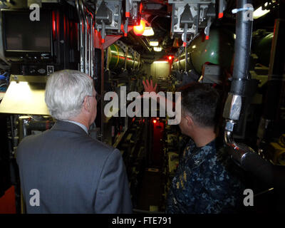 HAAKONSVERN, Norwegen (11. September 2013) US-Botschafter in Norwegen, die ehrenvolle Barry White, besucht das Atom-schnell-Angriff u-Boot USS Seawolf (SSN-21). Stockfoto