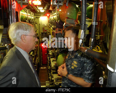 HAAKONSVERN, Norwegen (11. September 2013) US-Botschafter in Norwegen, die ehrenvolle Barry White, besucht das Atom-schnell-Angriff u-Boot USS Seawolf (SSN-21). Stockfoto