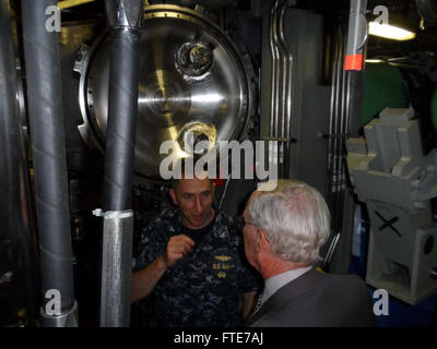 HAAKONSVERN, Norwegen (11. September 2013) US-Botschafter in Norwegen, die ehrenvolle Barry White, besucht das Atom-schnell-Angriff u-Boot USS Seawolf (SSN-21). Stockfoto