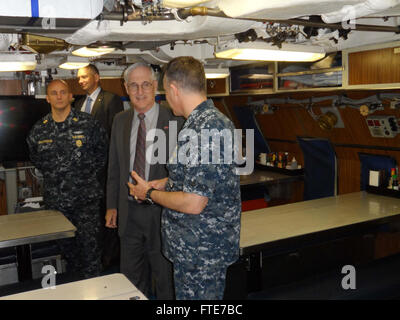 HAAKONSVERN, Norwegen (11. September 2013) US-Botschafter in Norwegen, die ehrenvolle Barry White, besucht das Atom-schnell-Angriff u-Boot USS Seawolf (SSN-21). Stockfoto