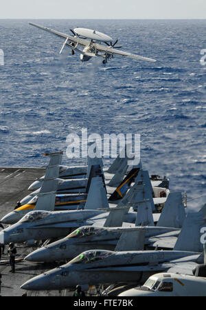 Mittelmeer (6. November 2013) - ein E - 2 C Hawkeye "Wallbangers" der Carrier Airborne frühen Warning Squadron (VAW) 117 Starts von zugewiesen das Flugdeck des Flugzeugträgers USS Nimitz (CVN-68). Nimitz bereitgestellt wird, Unterstützung von maritimer Sicherheitsoperationen und Sicherheitsbemühungen Zusammenarbeit Theater in den USA 6. Flotte Einsatzgebiet. (Foto: U.S. Navy Mass Communication Specialist 2. Klasse Jacquelyn D. Childs / veröffentlicht) Stockfoto