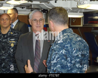 HAAKONSVERN, Norwegen (11. September 2013) US-Botschafter in Norwegen, die ehrenvolle Barry White, besucht das Atom-schnell-Angriff u-Boot USS Seawolf (SSN-21). Stockfoto