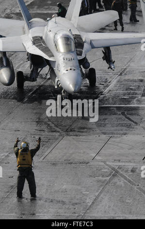 Mittelmeer (6. November 2013) – eine F/A - 18 C Hornet zugeordnet "Death Rattlers" der Marine Fighter Attack Squadron (VMFA) 323 bewegt sich über das Flugdeck des Flugzeugträgers USS Nimitz (CVN-68). Nimitz bereitgestellt wird, Unterstützung von maritimer Sicherheitsoperationen und Sicherheitsbemühungen Zusammenarbeit Theater in den USA 6. Flotte Einsatzgebiet. (Foto: U.S. Navy Mass Communication Specialist 2. Klasse Jacquelyn D. Childs / veröffentlicht) Stockfoto