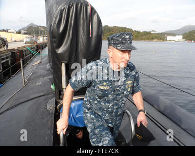 HAAKONSVERN, Norwegen (11. September 2013) US-Botschafter in Norwegen, die ehrenvolle Barry White, besucht das Atom-schnell-Angriff u-Boot USS Seawolf (SSN-21). Stockfoto