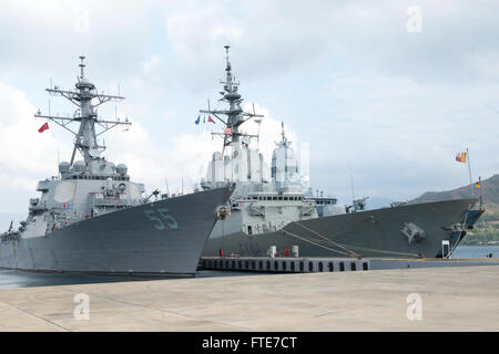 AKSAZ, Türkei (6. November 2013) - von links nach rechts, die Arleigh-Burke-Klasse geführte Flugkörper Zerstörer USS Stout (DDG-55), die spanische Fregatte Alvaro de Bazen (F101) und die deutsche Fregatte FGS Sachsen (F 219) sind alle vertäut am Aksaz Marinestützpunkt während der Vorbereitung für den Dogu Akdeniz-Übung, die in den nächsten zwei Wochen stattfinden wird.  Die Übung wird vom Kommandanten, türkische Flotte Interoperabilität unterstützen gehostet. Stout, Gridley in Norfolk, Virginia, ist auf eine geplante Bereitstellung unterstützen maritimer Sicherheitsoperationen und Sicherheitsbemühungen Zusammenarbeit Theater in den USA 6. Flotte Ar Stockfoto