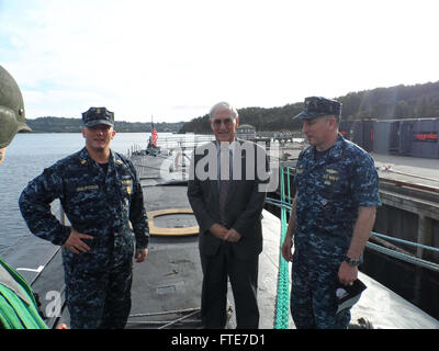 HAAKONSVERN, Norwegen (11. September 2013) US-Botschafter in Norwegen, die ehrenvolle Barry White, besucht das Atom-schnell-Angriff u-Boot USS Seawolf (SSN-21). Stockfoto