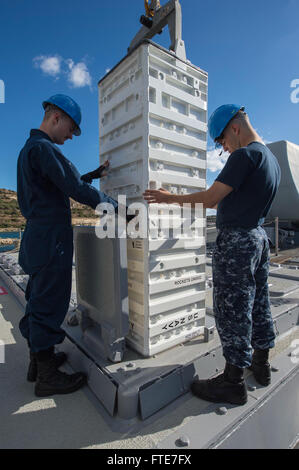 131108-N-VC236-017: SOUDA BAY, Griechenland (8. November 2013) - Feuer Controlman 2. Klasse Jeremia Avers, links, und des Kanoniers Mate Seemann Taylor Donegan offload Kampfmittel aus der Arleigh-Burke-Klasse geführte Flugkörper Zerstörer USS Ramage (DDG-61) während einer Rakete Swap mit der geführten Flugkörper Kreuzer USS Monterey (CG-61). Ramage und Monterey, Gridley in Norfolk, Virginia, sind auf geplante Bereitstellungen unterstützt maritimer Sicherheitsoperationen und Sicherheitsbemühungen Zusammenarbeit Theater in den USA 6. Flotte Einsatzgebiet. (U.S. Navy Photo by Massenkommunikation Spezialist 3. Klasse Jackie Hart/freigegeben) Stockfoto