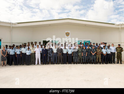 131111-N-EZ054-048 VICTORIA, Seychellen (11. November 2013) - Seestreitkräfte und teilnehmenden Mitarbeiter der Cutlass Express 2013 Pose für ein Gruppenfoto während der Eröffnungsfeier der Cutlass Express 2013 an der Seychellen Coast Guard-Basis. Übung Cutlass Express 2013 ist eine multinationale maritime Übung in den Gewässern vor Ostafrika, Zusammenarbeit, taktische Kompetenz und Informationsaustausch unter den ostafrikanischen Seestreitkräfte Erhöhung der Sicherheit im Seeverkehr und Sicherheit in der Region zu verbessern. (Foto: U.S. Navy durch Masse Kommunikation Spezialist Seemann Luis R. Chàvez Jr/freigegeben) Stockfoto