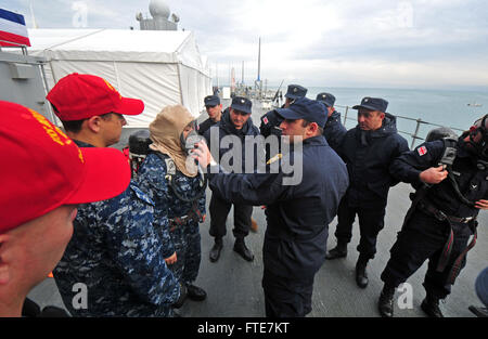 131112-N-PE825-075: BATUMI, Georgien (12. November 2013) – georgischen Küste Gardisten Hände bekommen Schadensbegrenzung Ausbildung von Seeleuten zugewiesenen USA 6. Flotte Flaggschiff USS Mount Whitney (LCC-20), während ein Port nach Batumi, Georgien zu besuchen. Mount Whitney, Gridley in Gaeta, Italien, ist derzeit im Gange zur Unterstützung der Sicherheit im Seeverkehr Operationen und Sicherheitsbemühungen Zusammenarbeit Theater in den USA 6. Flotte Einsatzgebiet. (Foto: U.S. Navy Mass Communication Specialist 1. Klasse Collin Turner/freigegeben) Stockfoto