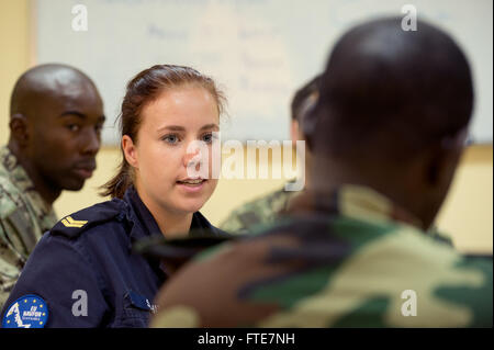 DJIBOUTI, Djibouti (13. November 2013) - niederländische Royal Navy CPL. Kim Schild spricht Mitglied sudanesischen Streitkräfte über combat Casualty Care während Übung Cutlass Express 2013 am Hafen von Dschibuti. Übung Cutlass Express 2013 ist eine U.S.-erleichtert, unterstützt von europäischen multinationalen maritimen Übung in den Gewässern vor Ostafrika zur Verbesserung der Zusammenarbeit, taktisches Know-how und Informationsaustausch Praktiken unter Ostafrika Seestreitkräfte, maritime Sicherheit und Sicherheit in der Region zu erhöhen. (Foto: U.S. Air Force Staff Sgt Chad Warren) Stockfoto