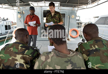 DJIBOUTI, Djibouti (13. November 2013) - Dutch Royal Armee Sgt. 1. Klasse Reinier Hakvoorb erklärt Medevac-Verfahren, Djibouti, Sudanesen und ruandischen Militärs während der Übung Cutlass Express 2013 am Hafen von Dschibuti. Übung Cutlass Express 2013 ist eine U.S.-erleichtert, unterstützt von europäischen multinationalen maritimen Übung in den Gewässern vor Ostafrika zur Verbesserung der Zusammenarbeit, taktisches Know-how und Informationsaustausch Praktiken unter Ostafrika Seestreitkräfte, maritime Sicherheit und Sicherheit in der Region zu erhöhen. (Foto: U.S. Air Force Staff Sgt Chad Warren) Stockfoto