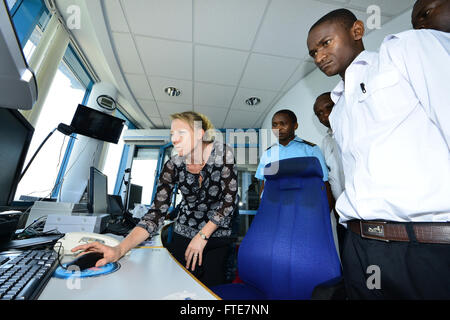 DAR ES SALAAM, Tansania (13. November 2013)--Kirsty McLean, US Navy maritime aufsuchende Berater zeigt Elemente der die Tansania Menschen Defence Forces, Gefahrenabwehr und andere interagency maritime Vertreter wie ein Schiff mit SeaVision während der Übung Cutlass Express 2013 in Dar Es Salaam, Tansania zu verfolgen. Übung Cutlass Express 2013 ist eine multinationale maritime Übung in den Gewässern vor Ostafrika, Zusammenarbeit, taktische Kompetenz und Informationsaustausch unter den ostafrikanischen Seestreitkräfte Erhöhung der Sicherheit im Seeverkehr und Sicherheit in der Region zu verbessern. (US Air Force p Stockfoto