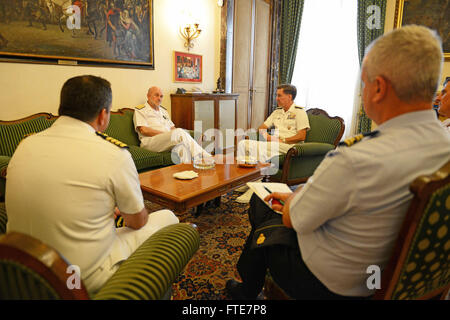 140725-N-AW206-014 Rom (25. Juli 2014) - Admiral Mark Ferguson, Mitte rechts, Commander Allied Joint Force Command Naples/Commander, US Naval Forces Europe-Africa, trifft sich mit Italienisch-Chef der Abwehr, Admiral Luigi Binelli Mantelli, links der Mitte, und seine Mitarbeiter. Ferguson treffen nach der Einnahme von Befehl mit USA und italienischen Beamten auf seiner ersten offiziellen Reise nach Rom. (Foto: U.S. Navy Mass Communication Specialist 2. Klasse Jacob D. Moore/freigegeben) Stockfoto