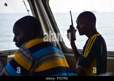 131114-F-XA056-070 - DAR ES SALAAM, Tansania (14. November 2013) – ein Fischer in einem Szenario mit illegalen Fischfang während der Übung Cutlass Express 2013 radios. Übung Cutlass Express 2013 ist eine multinationale maritime Übung in den Gewässern vor Ostafrika zur Verbesserung der Zusammenarbeit, taktisches Know-how und Informationsaustausch Praktiken unter Ostafrika Seestreitkräfte, maritime Sicherheit und Sicherheit in der Region zu erhöhen. (Foto: U.S. Air Force Tech SGT Chad Thompson) Stockfoto