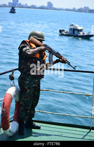 Am 14. November 2013 steht ein Mitglied der Tansania People's Defence Force während der Übung Cutlass Express 2013 auf einem Zielschiff zur Wache. Diese multinationale maritime Übung, die vor Ostafrika abgehalten wurde, zielte darauf ab, die taktische Zusammenarbeit und den Informationsaustausch zwischen den regionalen Seestreitkräften zu verbessern, um die Sicherheit zu erhöhen. Stockfoto