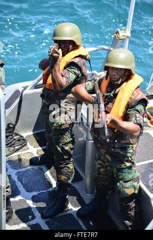 131114-F-XA056-225--bereiten DAR ES SALAAM, Tansania (14. November 2013)--tansanischen Menschen Defence Force Mitglieder an Bord ein Schiffes Ziel während der Übung Cutlass Express 2013. Übung Cutlass Express 2013 ist eine multinationale maritime Übung in den Gewässern vor Ostafrika zur Verbesserung der Zusammenarbeit, taktisches Know-how und Informationsaustausch Praktiken unter Ostafrika Seestreitkräfte, maritime Sicherheit und Sicherheit in der Region zu erhöhen. (Foto: U.S. Air Force Tech SGT Chad Thompson) Stockfoto