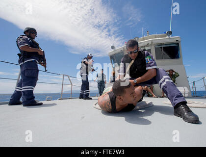 131116-N-EZ054-122 VICTORIA, Seychellen (16. November 2013) - Boarding Teammitgliedern aus Mauritius Restrain pro Häftling als Capt Sueann K. Schorr, Exercise Vizedirektor des Cutlass Express 2013 und CMdR Matthew P. Muenchrath, Rechtsberater ausüben, während der Zähler Piraterie Szenario der Cutlass Express 2013 zu beobachten.  Übung Cutlass Express 2013 ist eine multinationale maritime Übung in den Gewässern vor Ostafrika, Zusammenarbeit, taktische Kompetenz und Informationsaustausch unter den ostafrikanischen Seestreitkräfte Erhöhung der Sicherheit im Seeverkehr und Sicherheit in der Region zu verbessern. (US Navy Foto Stockfoto